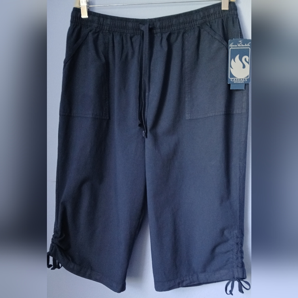 Gloria Vanderbilt Navy Capris